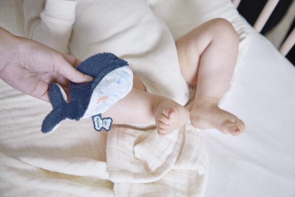 Kaloo Petit Calme – Verkoelende knuffel Walvis - Afbeelding 3